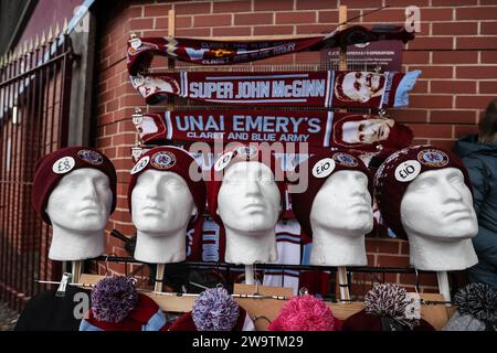 Birmingham, Regno Unito. 30 dicembre 2023. Sciarpe e cappelli Aston Villa sono in vendita durante la partita di Premier League Aston Villa vs Burnley a Villa Park, Birmingham, Regno Unito, il 30 dicembre 2023 (foto di Mark Cosgrove/News Images) a Birmingham, Regno Unito il 30/12/2023. (Foto di Mark Cosgrove/News Images/Sipa USA) credito: SIPA USA/Alamy Live News Foto Stock