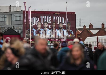 Birmingham, Regno Unito. 30 dicembre 2023. Su il banner di Villa nel negozio del club durante la partita di Premier League Aston Villa vs Burnley a Villa Park, Birmingham, Regno Unito, il 30 dicembre 2023 (foto di Mark Cosgrove/News Images) a Birmingham, Regno Unito il 30/12/2023. (Foto di Mark Cosgrove/News Images/Sipa USA) credito: SIPA USA/Alamy Live News Foto Stock