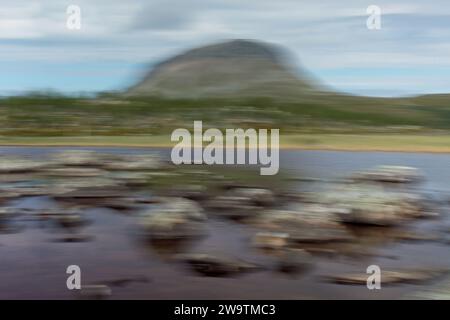 ICM il movimento intenzionale della fotocamera della vista panoramica sul fiume roccioso di Saana è caduto in estate, Kilpisjärvi, Lapponia, Finlandia. Foto Stock