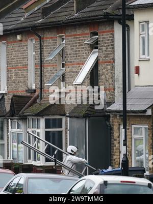 Investigatori antincendio fuori da una proprietà in Sanderstead Road, Croydon, Londra sud, dove due uomini morirono e altri due furono lasciati in condizioni critiche dopo un incendio di una casa il venerdì sera. Data immagine: Sabato 30 dicembre 2023. Foto Stock