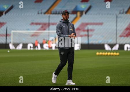 Birmingham, Regno Unito. 30 dicembre 2023. Vincent Kompany manager del Burnley arriva durante la partita di Premier League Aston Villa vs Burnley a Villa Park, Birmingham, Regno Unito, il 30 dicembre 2023 (foto di Mark Cosgrove/News Images) credito: News Images Ltd/Alamy Live News Foto Stock