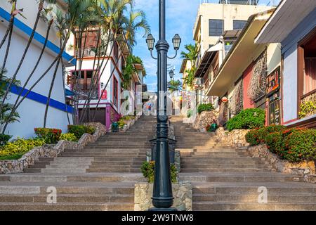 A pochi passi dalla cima della Collina di Santa Ana a Guayaquil, con la colorata architettura coloniale dell'Ecuador. Foto Stock