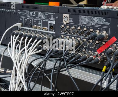 Voronezh, Russia - 19 agosto 2022: Lato posteriore della console di miscelazione con cavi collegati Foto Stock