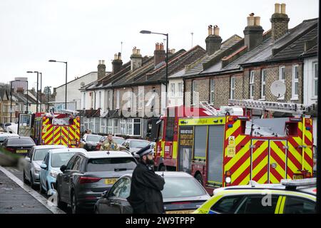 Vigili del fuoco fuori da una proprietà in Sanderstead Road, Croydon, Londra sud, dove due uomini morirono e altri due furono lasciati in condizioni critiche dopo un incendio di una casa il venerdì sera. Data immagine: Sabato 30 dicembre 2023. Foto Stock