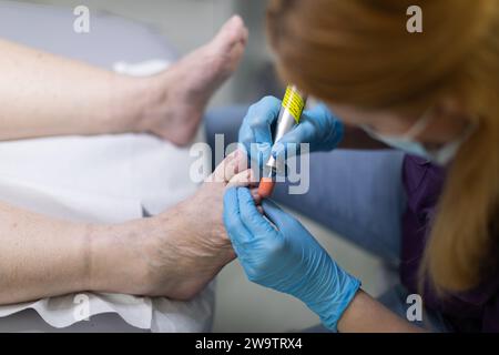 Un primo piano di un'estetista al lavoro in salone. Foto Stock