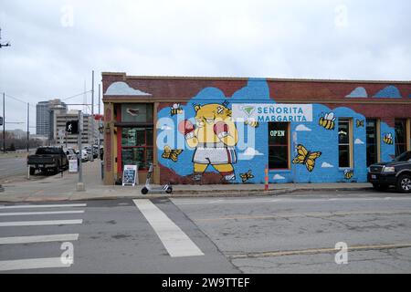 Kansas City Missouri - 23 dicembre 2023: Cartoon Bear Graffiti Mural Foto Stock