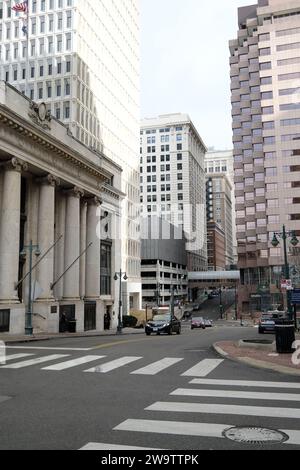 Kansas City Missouri - 23 dicembre 2023: Libreria locale della Kansas City Public Library Foto Stock