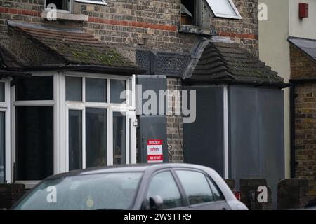 Una proprietà in Sanderstead Road, Croydon, a sud di Londra, dove due uomini morirono e altri due furono lasciati in condizioni critiche dopo un incendio di una casa il venerdì sera. Data immagine: Sabato 30 dicembre 2023. Foto Stock