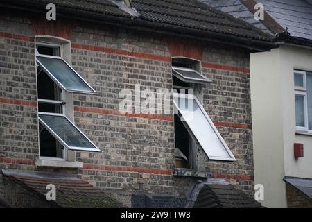 Una proprietà in Sanderstead Road, Croydon, a sud di Londra, dove due uomini morirono e altri due furono lasciati in condizioni critiche dopo un incendio di una casa il venerdì sera. Data immagine: Sabato 30 dicembre 2023. Foto Stock