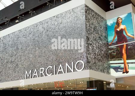 Toronto, Ontario, Canada-6 gennaio 2020: Vetrina del negozio Marciano. Marciano è un marchio di moda di lusso americano. Illustrazione di foto editoriali Foto Stock