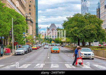 Toronto, Ontario, Canada - 16 giugno 2016: University Avenue con l'edificio del Queen's Park in lontananza. Entrambi i luoghi del centro cittadino sono i principali attra turistici Foto Stock