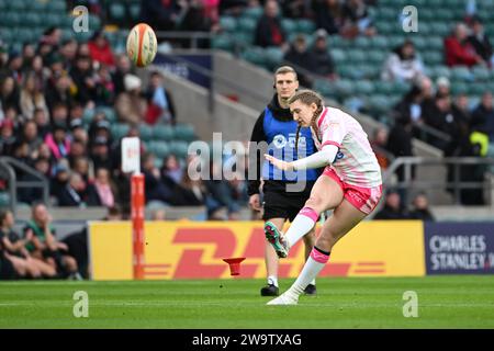 Twickenham Stadium, Londra, Regno Unito. 30 dicembre 2023. Premiership Womens Rugby, Harlequins contro Gloucester Hartpury; Emma Sing di Gloucester-Hartpury si trasforma per 0-7 in 6th Minute Credit: Action Plus Sports/Alamy Live News Foto Stock