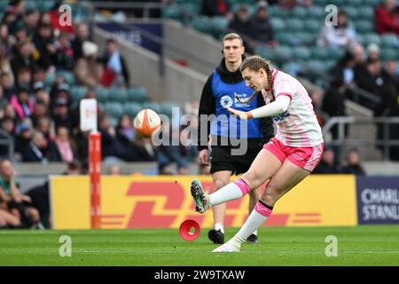 Twickenham Stadium, Londra, Regno Unito. 30 dicembre 2023. Premiership Womens Rugby, Harlequins contro Gloucester Hartpury; Emma Sing di Gloucester-Hartpury si trasforma per 0-7 in 6th Minute Credit: Action Plus Sports/Alamy Live News Foto Stock