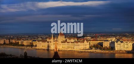 Famoso Parlamento ungherese a Budapest al tramonto. Foto Stock