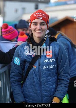 Garmisch Partenkirchen, Deutschland. 30 dicembre 2023. Garmisch-Partenkirchen, Deutschland 30. Dezember 2023: Two Nights Tour, FIS Skisprung Weltcup Damen, Skispringen, Garmisch-Partenkirchen, Olympiaschanze FREITAG Selina (GER) Kopf, Oberkörper, Portrait Credit: dpa/Alamy Live News Foto Stock