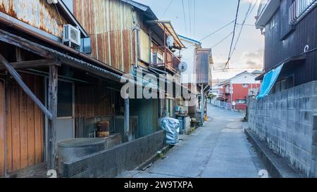 Strada stretta tra vecchie case nella piccola città giapponese Foto Stock