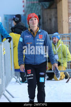 Garmisch Partenkirchen, Deutschland. 30 dicembre 2023. Garmisch-Partenkirchen, Deutschland 30. Dezember 2023: Two Nights Tour, FIS Skisprung Weltcup Damen, Skispringen, Garmisch-Partenkirchen, Olympiaschanze SCHMID Katharina (GER) crediti: dpa/Alamy Live News Foto Stock