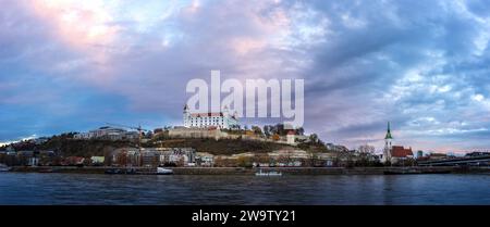 Vista del castello di Bratislava all'alba dal fiume Danubio. Foto Stock