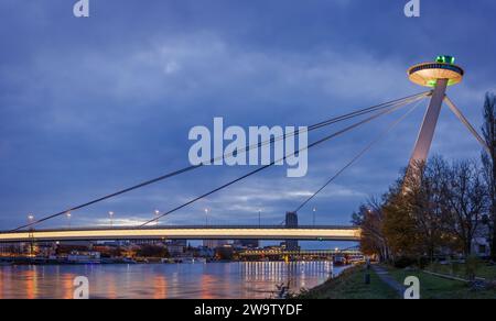 Torre UFO prima dell'alba a Bratislava. Foto Stock