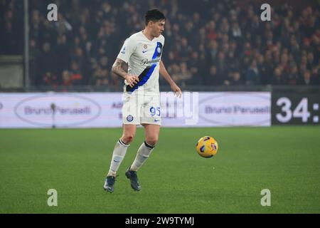 Genova, Italia. 29 dicembre 2023. Serie A, 18Â° giorno, Genova, Ferraris, Genova-Inter, nella foto: Akessandro bastoni durante il Genoa CFC vs Inter - FC Internazionale, partita di serie A A Genova, Italia, dicembre 29 2023 credito: Independent Photo Agency/Alamy Live News Foto Stock