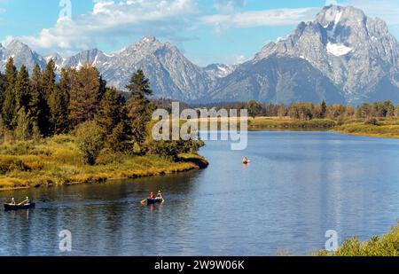 Grand Teton National Park Wyoming neve sulle montagne tre canoe sull'acqua in estate Foto Stock
