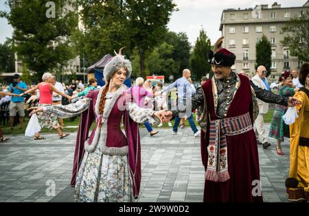 Cracovia, Polonia - 1 agosto 2023: Una coppia che indossa un abbigliamento reale che cammina in un parco vestito da re e regina polacca Foto Stock