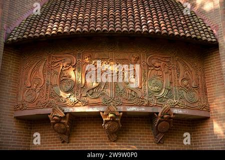 Regno Unito, Inghilterra, Surrey, Compton, 1898 Cemetery Chapel, decorazione esterna in ceramica di terracotta Foto Stock