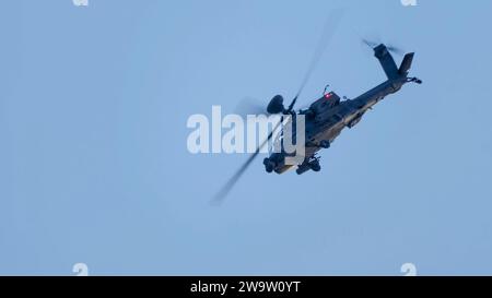 Boeing Apache dell'esercito britannico elicottero d'attacco AH64E (AH-64E) in azione di volo, Wilts UK Foto Stock