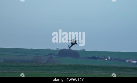 Boeing Apache dell'esercito britannico elicottero d'attacco AH64E (AH-64E) in azione di volo, Wilts UK Foto Stock