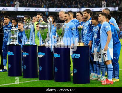 Manchester, Regno Unito. 30 dicembre 2023. La squadra del Manchester City posa per una foto con i suoi cinque trofei davanti al calcio d'inizio, durante la partita di Premier League Manchester City contro Sheffield United all'Etihad Stadium, Manchester, Regno Unito, il 30 dicembre 2023 (foto di Conor Molloy/News Images) a Manchester, Regno Unito il 30/12/2023. (Foto di Conor Molloy/News Images/Sipa USA) credito: SIPA USA/Alamy Live News Foto Stock