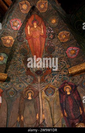 Regno Unito, Inghilterra, Surrey, Compton, 1898 Cemetery Chapel, interno, decorato simbolicamente albero della vita di Mary Watts Foto Stock