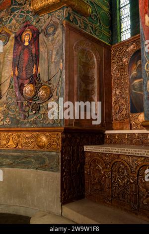 Regno Unito, Inghilterra, Surrey, Compton, 1898 Cemetery Chapel, interno, altare dorato decorato Foto Stock