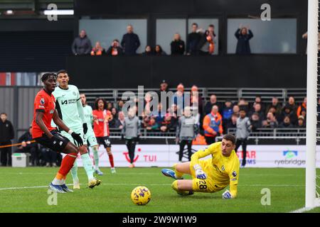 Kenilworth Road, Luton, Bedfordshire, Regno Unito. 30 dicembre 2023. Premier League Football, Luton Town contro Chelsea; Djordje Petrovic del Chelsea salva un colpo di Elijah Adebayo del Luton Town credito: Action Plus Sports/Alamy Live News Foto Stock