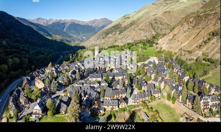 Villaggio di Garos a Lerida Catalogna di Spagna Pirenei nella Valle dell'Aran, catalogato tra i villaggi più belli della Spagna. Ha 107 abitanti Foto Stock