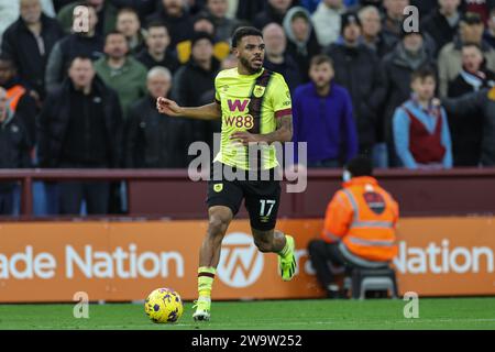 Birmingham, Regno Unito. 30 dicembre 2023. Lyle Foster di Burnley rompe con la palla durante la partita di Premier League Aston Villa vs Burnley a Villa Park, Birmingham, Regno Unito, 30 dicembre 2023 (foto di Mark Cosgrove/News Images) credito: News Images Ltd/Alamy Live News Foto Stock