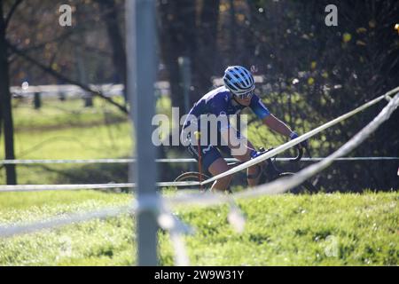 Villaviciosa, Spagna, 30 dicembre 2023: La ciclista del Movistar Team Alicia Gonzalez (98) in solitaria guida la gara durante la corsa femminile d'élite del circuito Mayador Cyclocross, il 30 dicembre 2023, a Villaviciosa, in Spagna. Credito: Alberto Brevers / Alamy Live News. Foto Stock