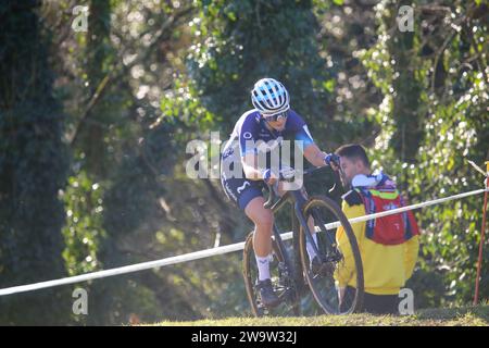 Villaviciosa, Spagna, 30 dicembre 2023: La ciclista del Movistar Team Alicia Gonzalez (98) in solitaria guida la gara durante la corsa femminile d'élite del circuito Mayador Cyclocross, il 30 dicembre 2023, a Villaviciosa, in Spagna. Credito: Alberto Brevers / Alamy Live News. Foto Stock