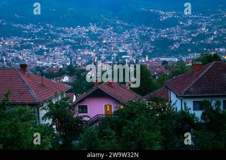 Case e case nella valle boscosa di Sarajevo, in Bosnia ed Erzegovina, nell'Europa orientale Foto Stock