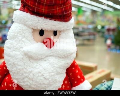 Voronezh - Russia, 25 dicembre 2022: Giocattolo morbido in forma di Babbo Natale Foto Stock