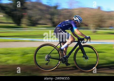 Villaviciosa, Spagna, 30 dicembre 2023: La ciclista del Movistar Team Alicia Gonzalez (98) in solitaria guida la gara durante la corsa femminile d'élite del circuito Mayador Cyclocross, il 30 dicembre 2023, a Villaviciosa, in Spagna. Credito: Alberto Brevers / Alamy Live News. Foto Stock