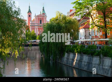 Chiesa francescana dell'Annunciazione e del fiume Lubianica a Lubiana in Slovenia in Europa Foto Stock