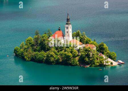 Pellegrinaggio Chiesa dell'assunzione di Maria e isola sul lago di Bled a Bled in Slovenia nell'Europa orientale Foto Stock