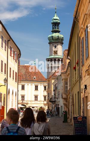 Vecchia torre del vigili del fuoco nel centro storico di Sopron, in Ungheria, al confine con l'Austria in Europa Foto Stock