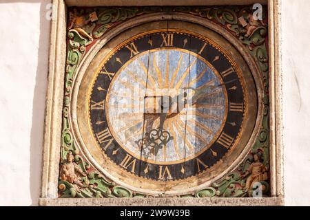 L'orologio più antico della chiesa dello Spirito Santo nella città vecchia di Tallinn, in Estonia, nell'Europa orientale Foto Stock