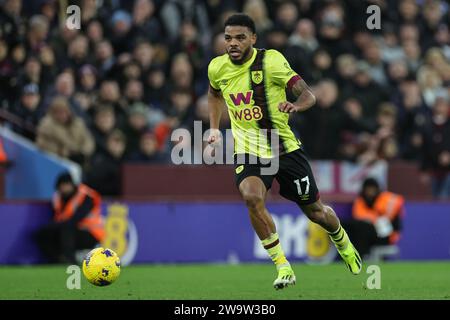 Birmingham, Regno Unito. 30 dicembre 2023. Lyle Foster di Burnley rompe con la palla durante la partita di Premier League Aston Villa vs Burnley a Villa Park, Birmingham, Regno Unito, 30 dicembre 2023 (foto di Mark Cosgrove/News Images) credito: News Images Ltd/Alamy Live News Foto Stock