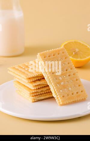 Foto di deliziosi biscotti e biscotti croccanti Foto Stock