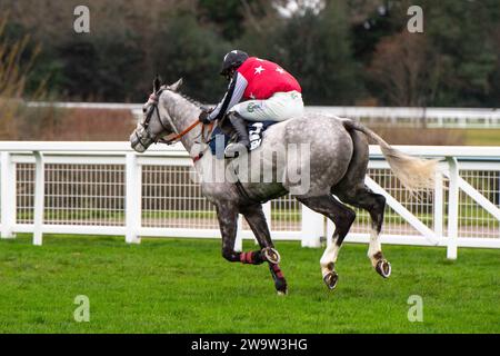 Ascot, Regno Unito. 23 dicembre 2023. Fan della paglia guidato dal fantino Sean Houlihan nella Howden Graduation Steeple Chase il secondo giorno del weekend di corse natalizie all'ippodromo di Ascot. Proprietario Graham Wilson. Addestratrice Sheila Lewis, Brecon. Credito: Maureen McLean/Alamy Foto Stock