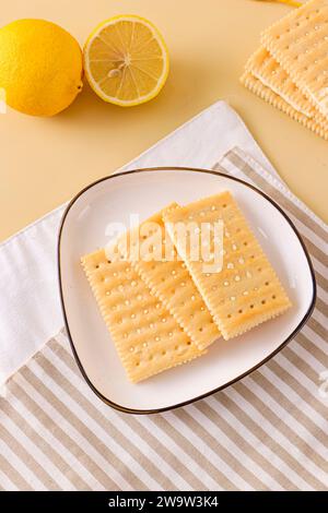 Foto di deliziosi biscotti e biscotti croccanti Foto Stock