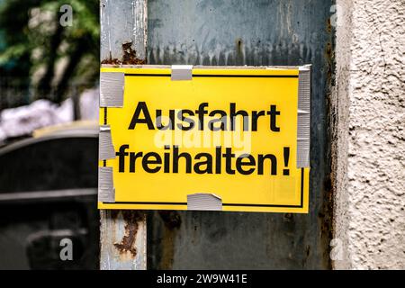 Tenete l'uscita libera a un'uscita per auto in Germania Foto Stock