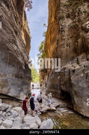 Trekking attraverso le porte, la gola di Samaria, la regione di Chania, Creta, Grecia Foto Stock